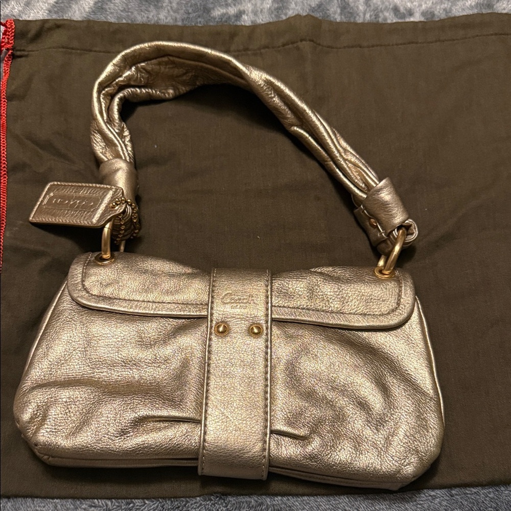 Coach Vintage Metallic Platinum Gold Leather Shoulder Bag - Picture 4 of 17